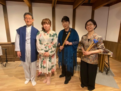 二胡の山下りえこさん,打楽器&尺八ユニットsama-samaの2人
